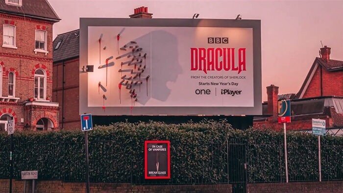 느낌있는 BBC의 드라큘라 옥외 광고.jpg