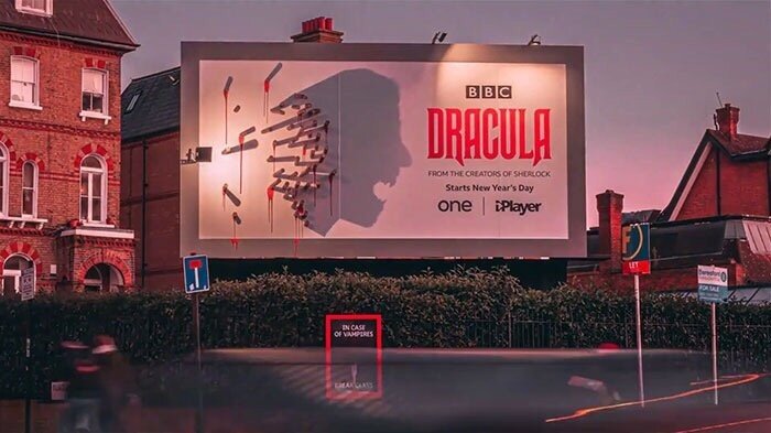 느낌있는 BBC의 드라큘라 옥외 광고.jpg