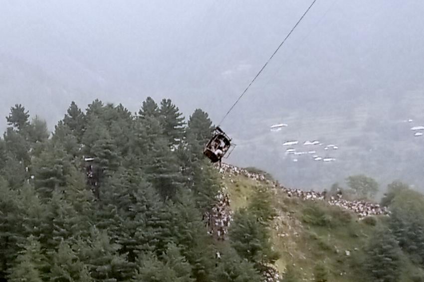 파키스탄 소년들 274m 상공서 대롱대롱 12시간… 끊어진 케이...