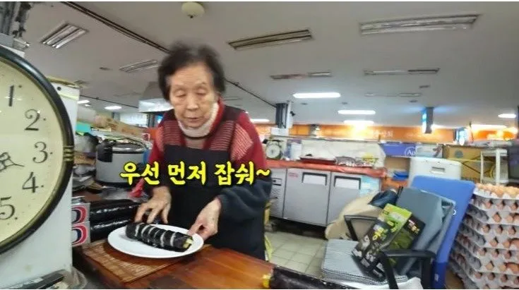 김밥 1줄에 1000원 받으시는 할머니.jpg