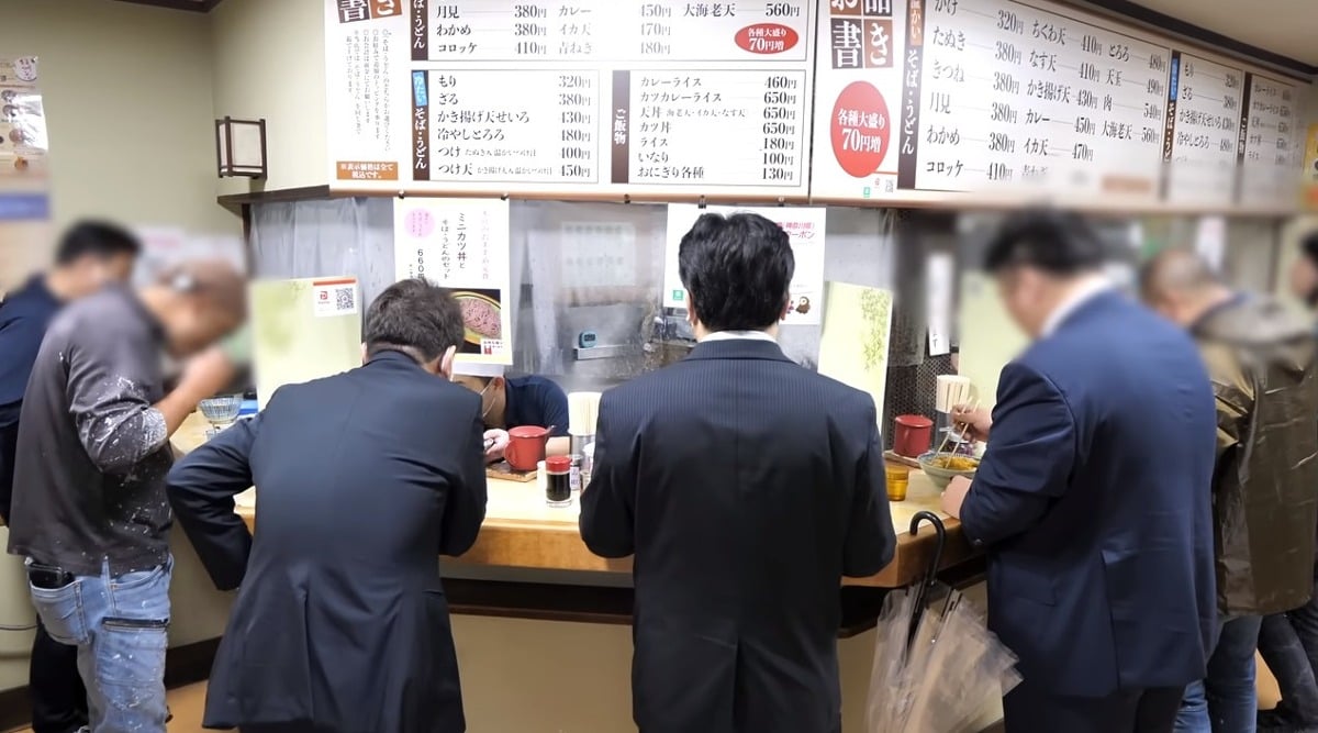 일본 직장인들이 출근길에 들르는 서먹 소바집
