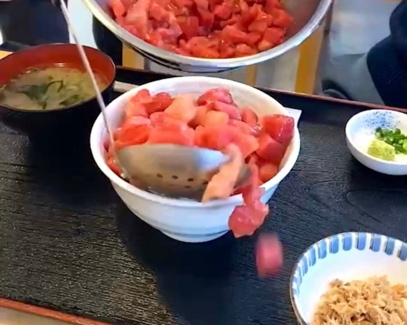 일본에서 판다는 1000엔 짜리 덮밥.jpg