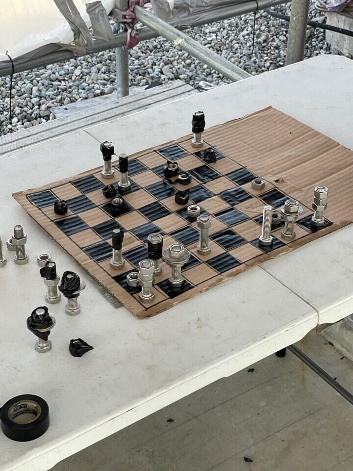 공사현장에서 체스를 하는 방법