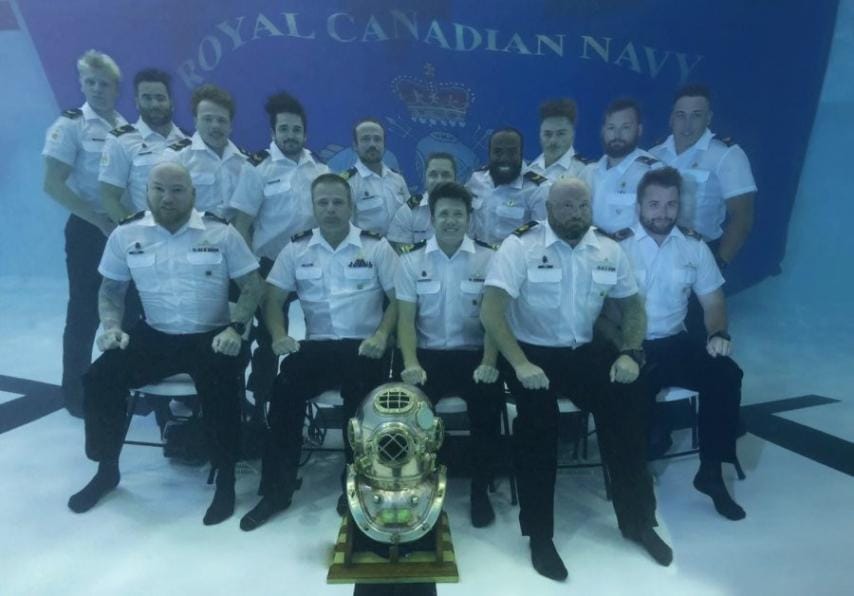 캐나다 해군 잠수부 졸업 기념 사진 위엄.jpg