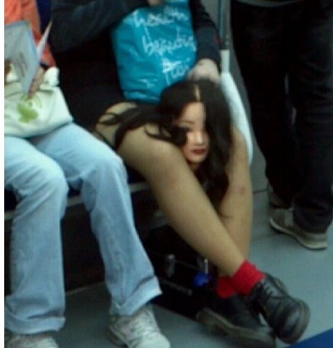 지하철 마스크녀.jpg