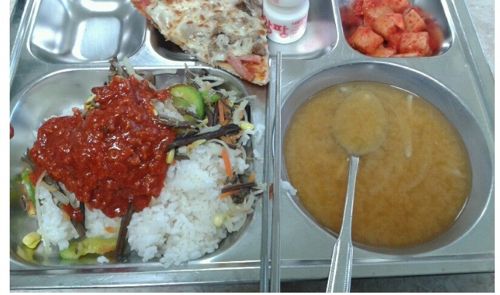 어느 고등학교의 급식피자.jpg