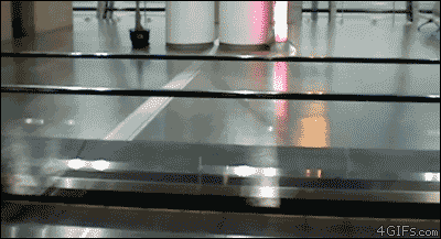 무빙워크 닦는법.gif