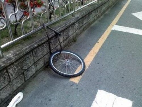 아침에는 두발 저녁에는 한발인 것은?