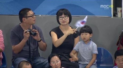 다리털이 특이한 아저씨.jpg