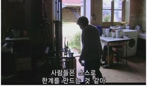 장식끈을 만드는 75세의 할머니