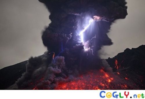 실제 화산폭발 장면.jpg
