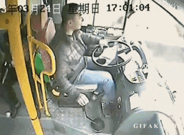 대륙 버스기사의 순발력.gif