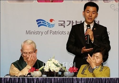 60년만에 만난 소녀와 미국 아버지