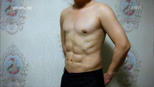 복근도 성형하는 세상.jpg