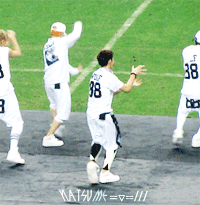 안무인척 엉덩이 긁는 아이돌.gif