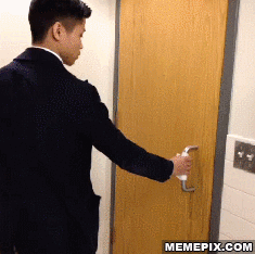 공중화장실 탈출법.gif