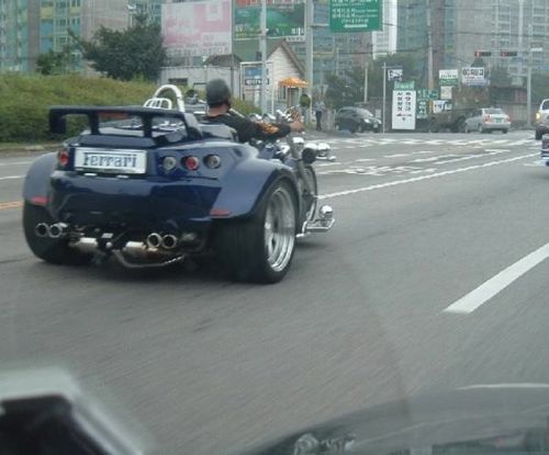 간지나는 페라리 오토바이