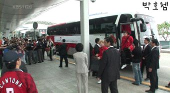 악수를 위해 짐따윈 포기한다.gif