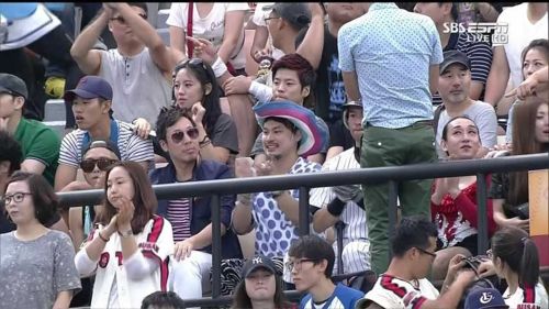 사직구장을 찾은 유명인사들.jpg