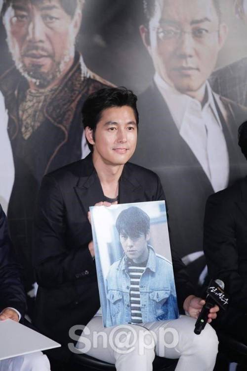 자기 25살때 사진 들고 있는 42살 아저씨