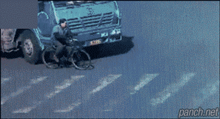 천운의 자전거 운전자.gif