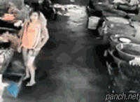 대륙의 치한 응징녀.gif