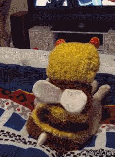 거대한 침을 휘두르는 여왕벌.gif