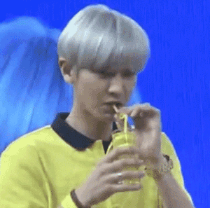 아! 맞다. 나 광고모델이지.GIF