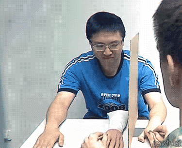 포크에 찔리는 느낌 체험하기.gif