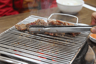 고민되는 고기 메뉴.GIF