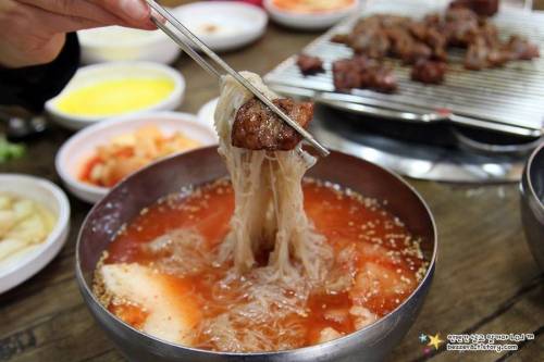 고민되는 고기 메뉴.GIF