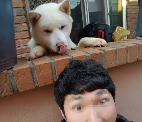 골목에서 셀카를 찍었습니다
