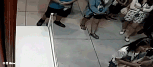 18억원짜리 명화에 구멍낸 대만 소년.gif
