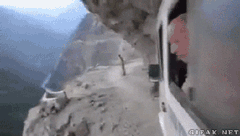 죽음의 관광버스.gif