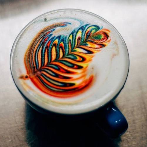 화려한 색다른 커피 레인보우 라떼아트
