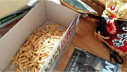 군인 친구에게 맥심 선물.jpg