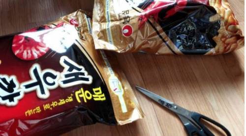 군인 친구에게 맥심 선물.jpg