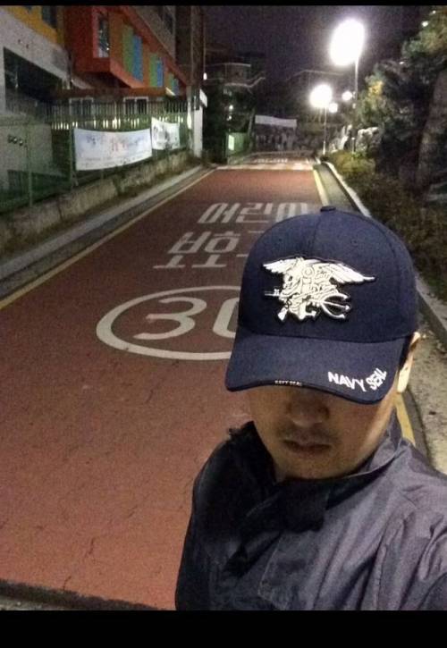 얼마전 밤에 집 앞에 나가는데 여자분들이 피하더군요