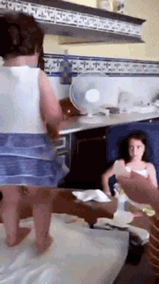 슬픈데 옆에서 사진기를...gif