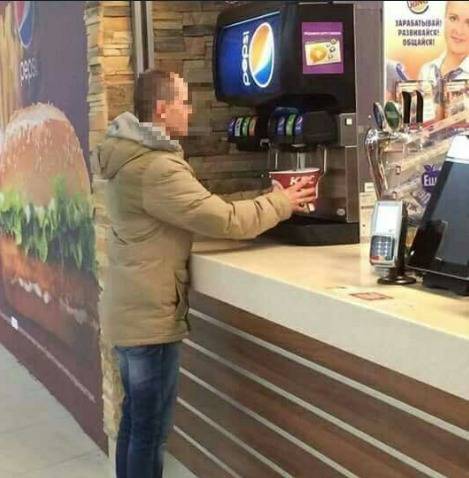 KFC 대형 콜라 판매 실시.jpg
