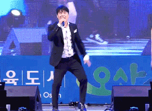 행사 폭죽이 익숙치 않은 13집 가수.gif