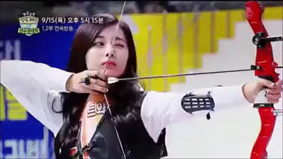 활쏘는 쯔위 vs 윤보미.gif