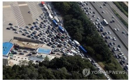 막힌다고 휴게소 가로지르던 자들의 최후
