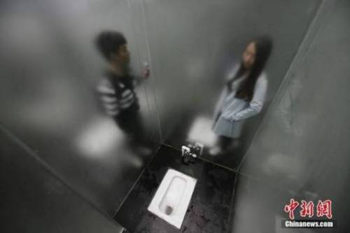 유리로 만든 中 공공화장실