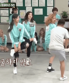 쯔위의 엘보우 공격.gif