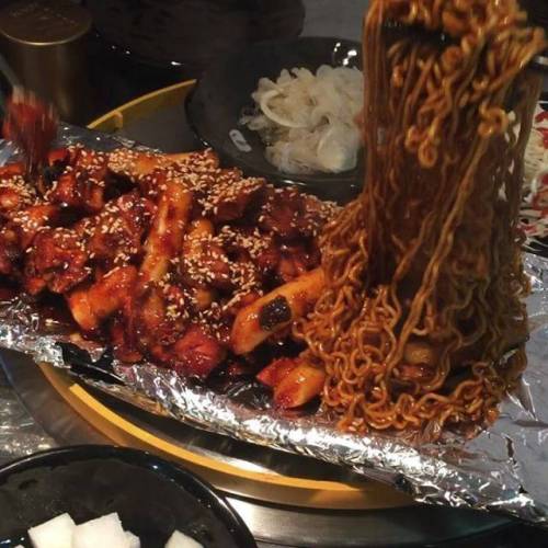 요즘 인기라는 치킨 + 라면의 조합