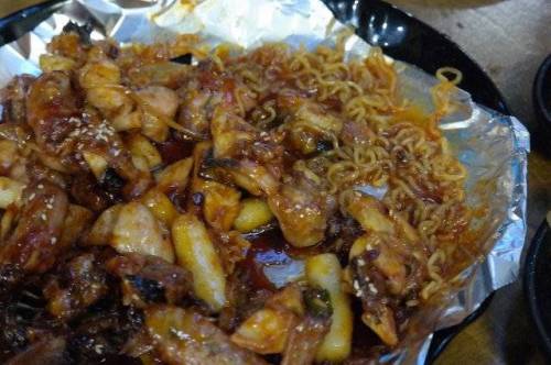 요즘 인기라는 치킨 + 라면의 조합