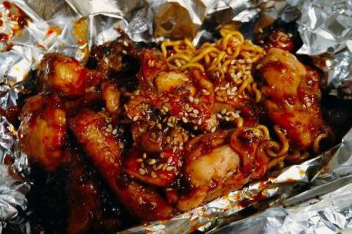 요즘 인기라는 치킨 + 라면의 조합