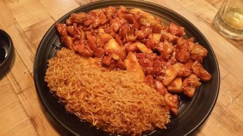 요즘 인기라는 치킨 + 라면의 조합