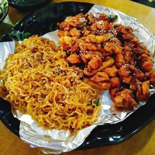 요즘 인기라는 치킨 + 라면의 조합